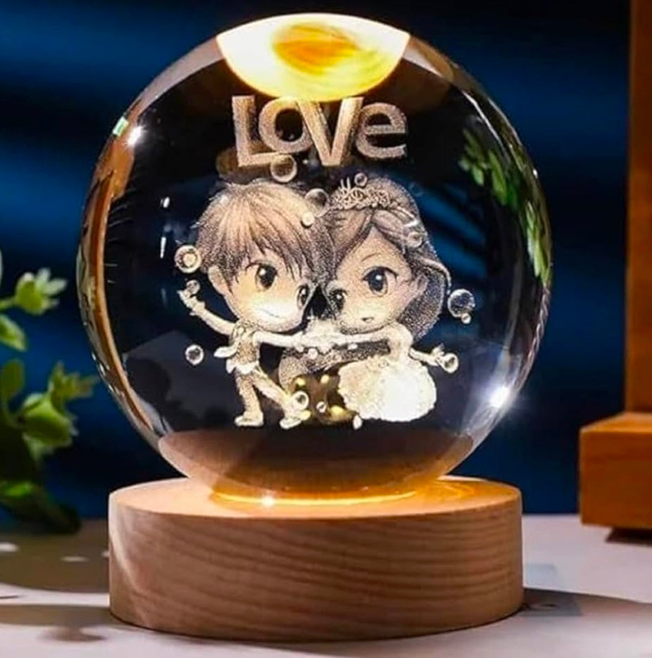 LOVE – Sweetheart Crystal Globe Night Lamp | 3D Laser‑Etched Chibi Couple with “LOVE”, Warm Wood LED Base, Cozy Gift for Anniversaries, Birthdays, and Daily Appreciation ✨💞🌙🔆🎁👑