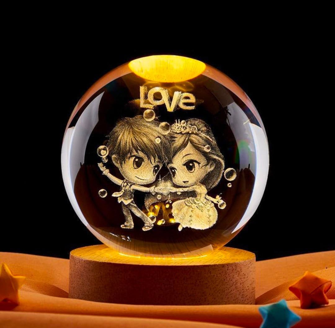 LOVE – Sweetheart Crystal Globe Night Lamp | 3D Laser‑Etched Chibi Couple with “LOVE”, Warm Wood LED Base, Cozy Gift for Anniversaries, Birthdays, and Daily Appreciation ✨💞🌙🔆🎁👑