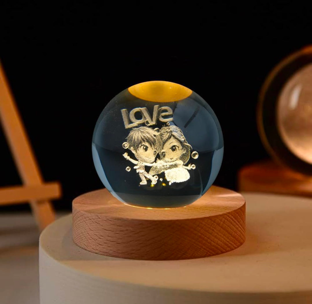 LOVE – Sweetheart Crystal Globe Night Lamp | 3D Laser‑Etched Chibi Couple with “LOVE”, Warm Wood LED Base, Cozy Gift for Anniversaries, Birthdays, and Daily Appreciation ✨💞🌙🔆🎁👑