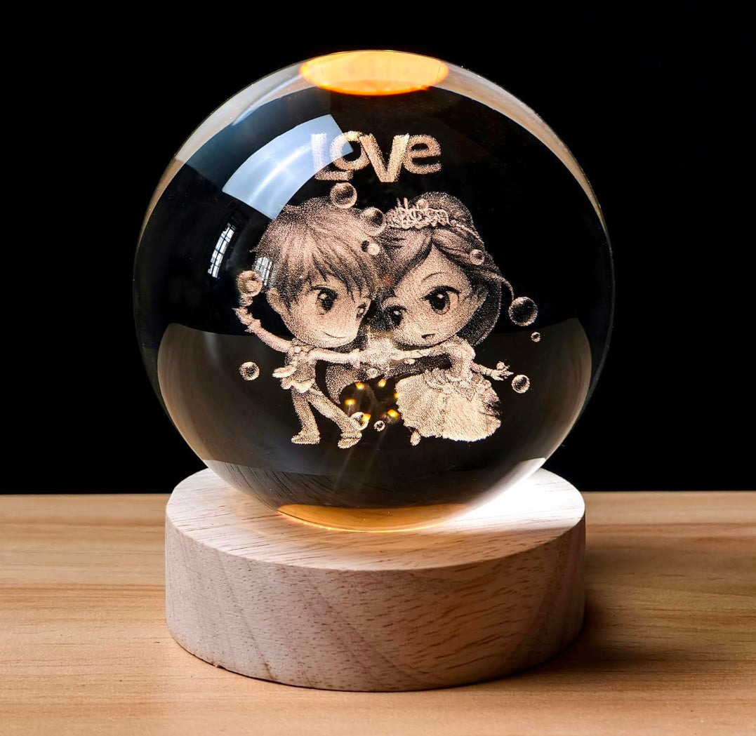 LOVE – Sweetheart Crystal Globe Night Lamp | 3D Laser‑Etched Chibi Couple with “LOVE”, Warm Wood LED Base, Cozy Gift for Anniversaries, Birthdays, and Daily Appreciation ✨💞🌙🔆🎁👑