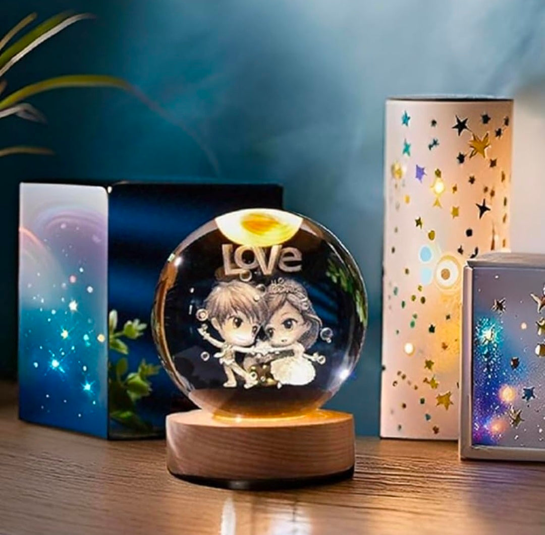LOVE – Sweetheart Crystal Globe Night Lamp | 3D Laser‑Etched Chibi Couple with “LOVE”, Warm Wood LED Base, Cozy Gift for Anniversaries, Birthdays, and Daily Appreciation ✨💞🌙🔆🎁👑