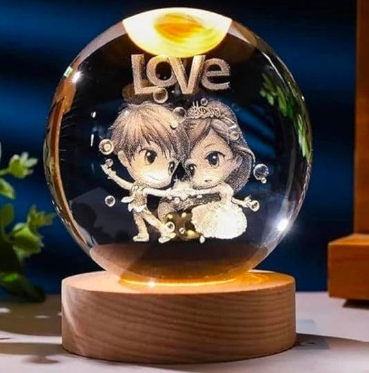 LOVE – Sweetheart Crystal Globe Night Lamp | 3D Laser‑Etched Chibi Couple with “LOVE”, Warm Wood LED Base, Cozy Gift for Anniversaries, Birthdays, and Daily Appreciation ✨💞🌙🔆🎁👑